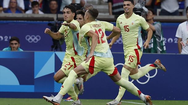 Pacheco celebra el gol de Camello. Foto: EFE