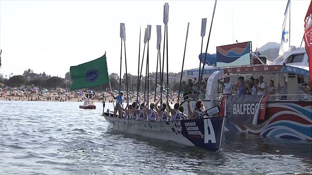 Arraun Lagunakeko neskak, Euskotren Liga eta Hondarribiko Bandera bereganatu izana ospatzen.