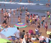 Playa, piscina, terraza a la sombra, la iglesia… Cualquier sitio es bueno para protegerse del sofocante calor