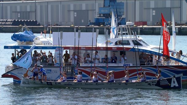 La tripulación de Arraun Lagunak celebra la consecución de la Bandera de Pasaia. EITB Media