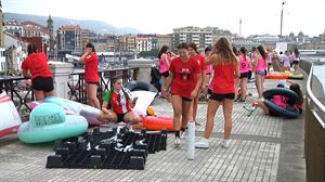 Los y las piratas donostiarras se afanan en la construcción de sus embarcaciones