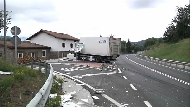 Uno de los camiones accidentados. Imagen obtenida de un vídeo de EITB Media.