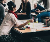 Siete de cada diez jóvenes que trabajan siguen viviendo con sus padres en el Estado español