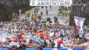 1500 piratas participan en el tradicional Abordaje Pirata de San Sebastián 