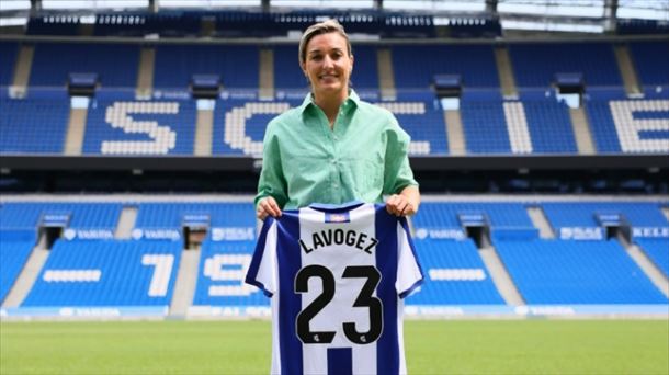 Claire Lavogez, en el Reale Arena, con su nueva camiseta. Foto: Real Sociedad. 