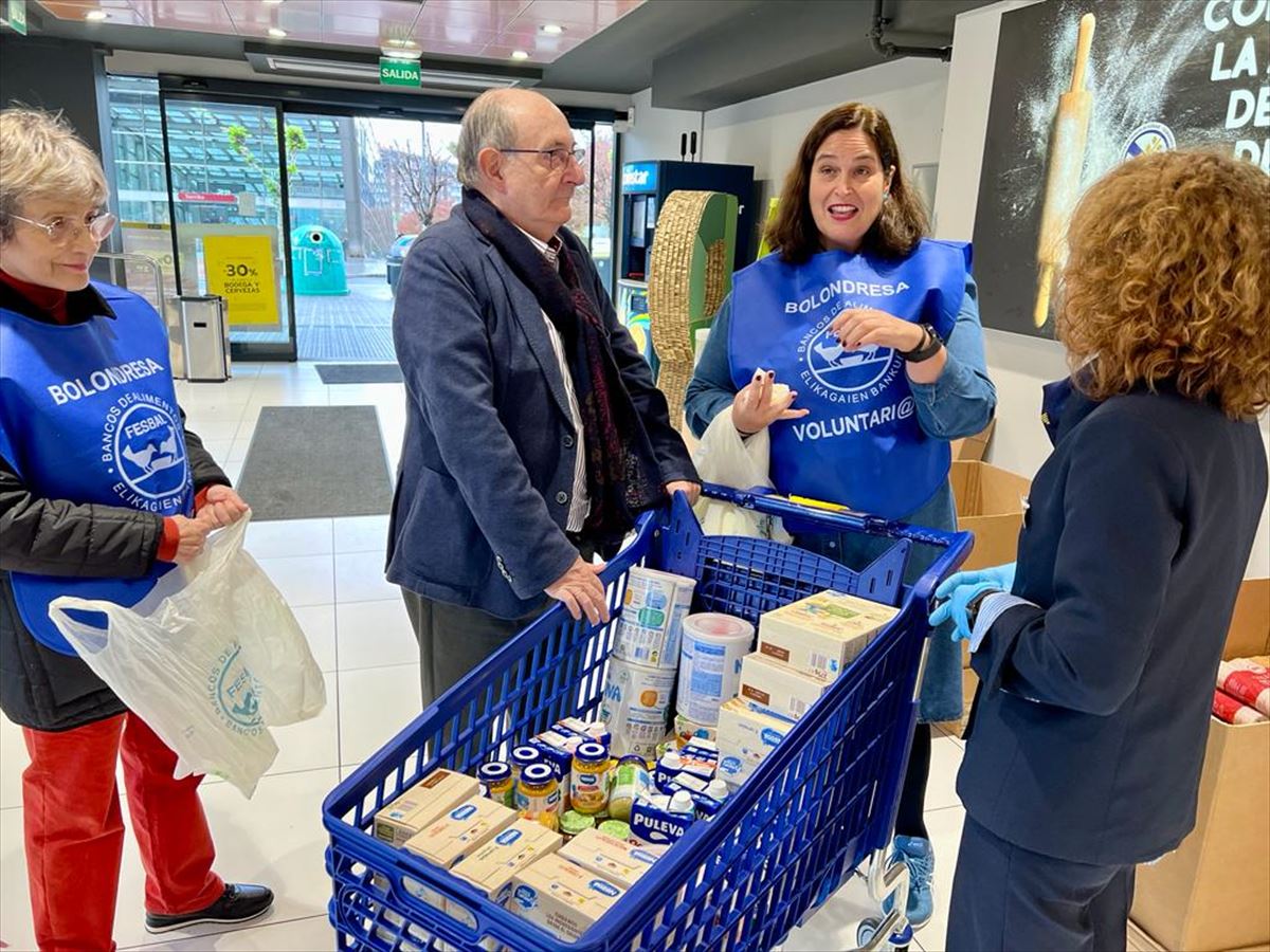 Voluntarios del Banco de Alimentos en un supermercado.