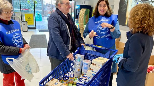 Elikagaien Bankuko boluntarioak supermerkatu batean.
