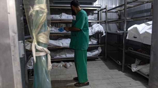 Cuerpos de palestinos asesinados en la morgue del hospital Nasser de Khan Yunis (Gaza). Foto: EFE