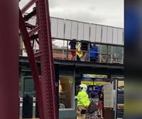 Rescatan a unos turistas tras quedar atrapados en el Puente Colgante