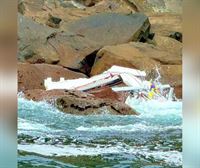 Localizan en las rocas de Igeldo los restos de un velero arrastrado por la galerna del domingo pasado