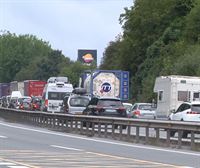 Un accidente y la gran afluencia de vehículos causan once kilómetros de retenciones en la AP-8, en Irun