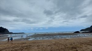 44 urteko gizon bat atxilotu dute Debako Santiago hondartzan adingabe bati ukituak egitea egotzita
