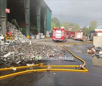 Dos trabajadores atendidos por inhalación de humo en el incendio de una planta de reciclaje de Erandio