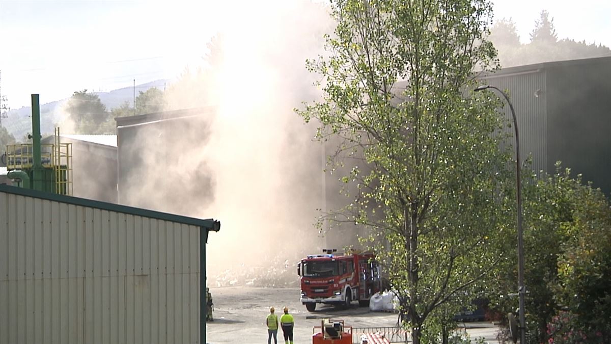 El fuego está controlado, y los bomberos se encuentran refrescando las instalaciones. 