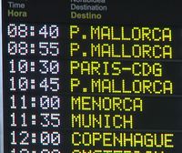 Los afectados por el regreso del vuelo de Menorca a Loiu dicen que no saben cuando podrán volar