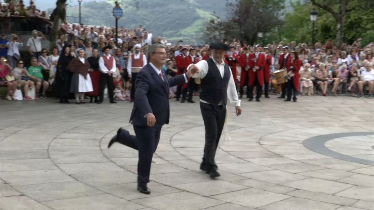 Juan Mari Aburtoren aurreskua. EITB Mediaren bideo batetik ateratako irudia.