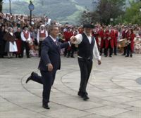 Juan Mari Aburto cumple con la tradición y baila el aurresku a la Amatxu de Begoña