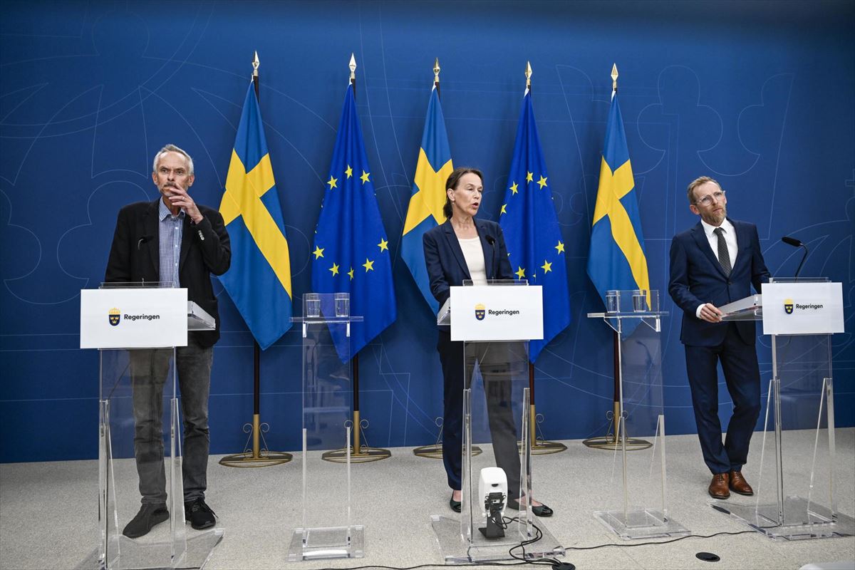 Las autoridades sanitarias suecas, durante la rueda de prensa. 