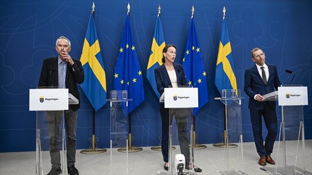 Las autoridades sanitarias suecas, durante la rueda de prensa. 