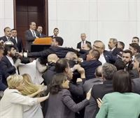 Al menos tres diputados heridos en una pelea a puñetazos en el Parlamento de Turquía