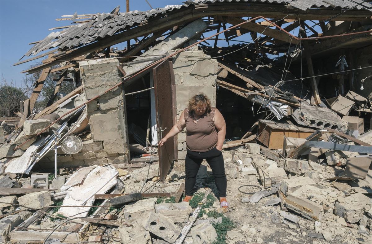 Una mujer entre los escombros de una vivienda, en Sumy (Ucrania). Foto: EFE