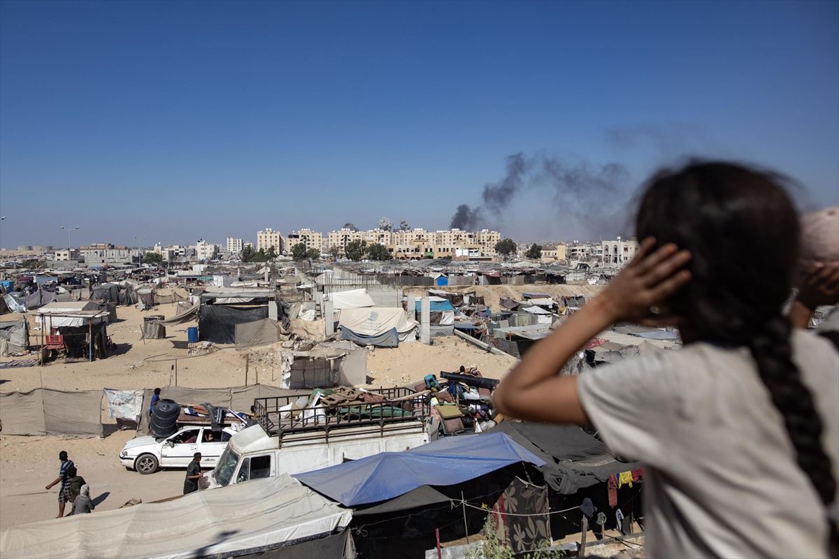 Una niña tapándose las orejas ante los bombardeos en Gaza. Foto: EFE