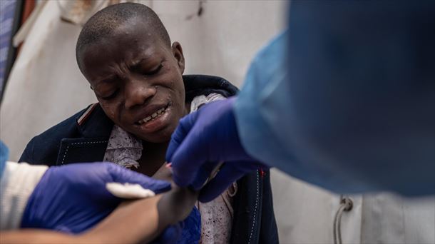 Atendiendo a un paciente con mpox. Foto: EFE.