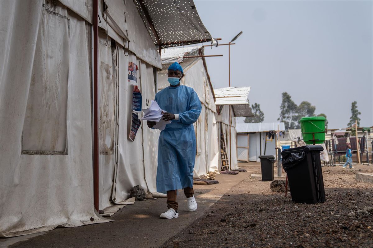 Trabajador sanitario en la República Democrática del Congo. Foto: EFE