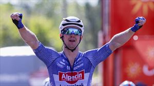 Groves gana el esprint final de la segunda etapa y Van Aert se coloca como líder de la Vuelta