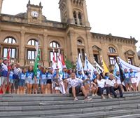 Arraun Lagunak celebra en San Sebastián el título de la Liga Euskotren 2024