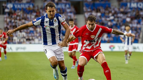 Mikela Oyarzabal y Adrán Embarba, en una jugada del partido. Foto: Efe.