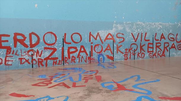 Pintadas contra los consejeros Bingen Zupiria y Denis Itxaso, la Ertzaintza y la Guardia Civil