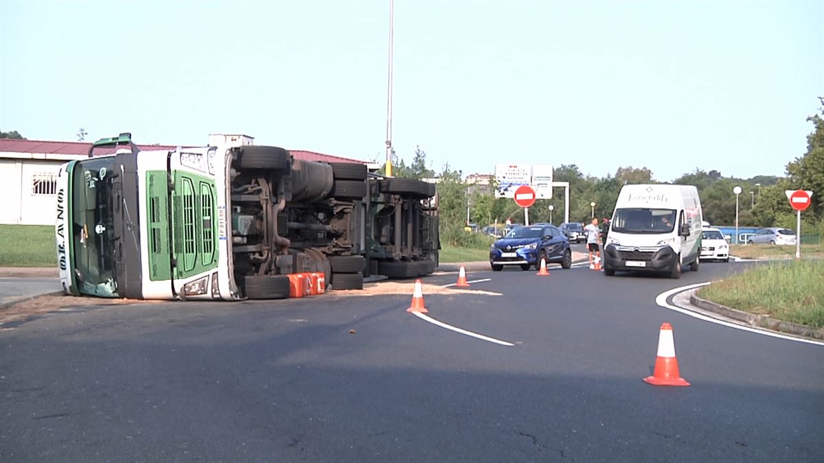 Iraulitako kamioia. EITB Mediaren bideo batetik ateratako irudia.