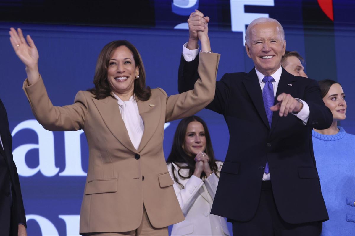 Kamala Harris eta Joe Biden, elkarrekin, artxiboko irudi batean