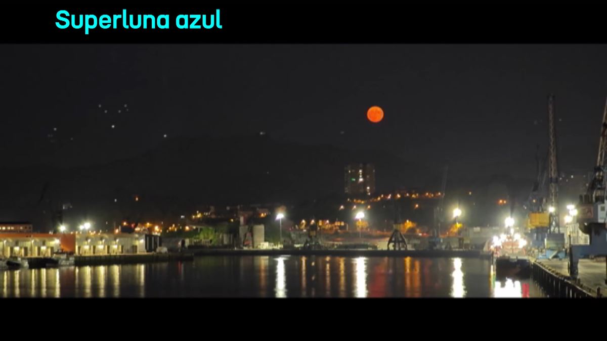 Superluna azul de agosto en Pasaia. Foto: Imanol Aguirre.