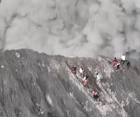 Un grupo de escaladores logra escapar con vida de una espectacular erupción de un volcán indonesio