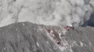 Un grupo de escaladores logra escapar con vida de una espectacular erupción de un volcán indonesio