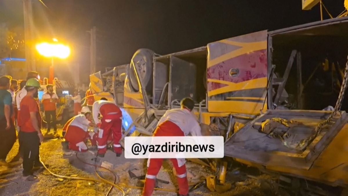 El autobús accidentado. Imagen obtenida de un vídeo de @yazdiribnews