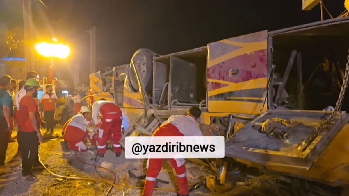 Istripua izan duen autobusa. @yazdiribnews-en bideo batetik ateratako irudia.