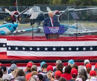 Trump celebra protegido por vidrio antibalas su primer mitin al aire libre tras su intento de asesinato