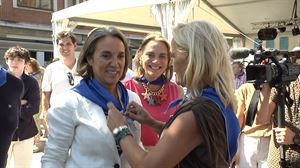 Cuca Gamarrak Alderdi Popularraren txosna bisitatu du Bilboko Aste Nagusian