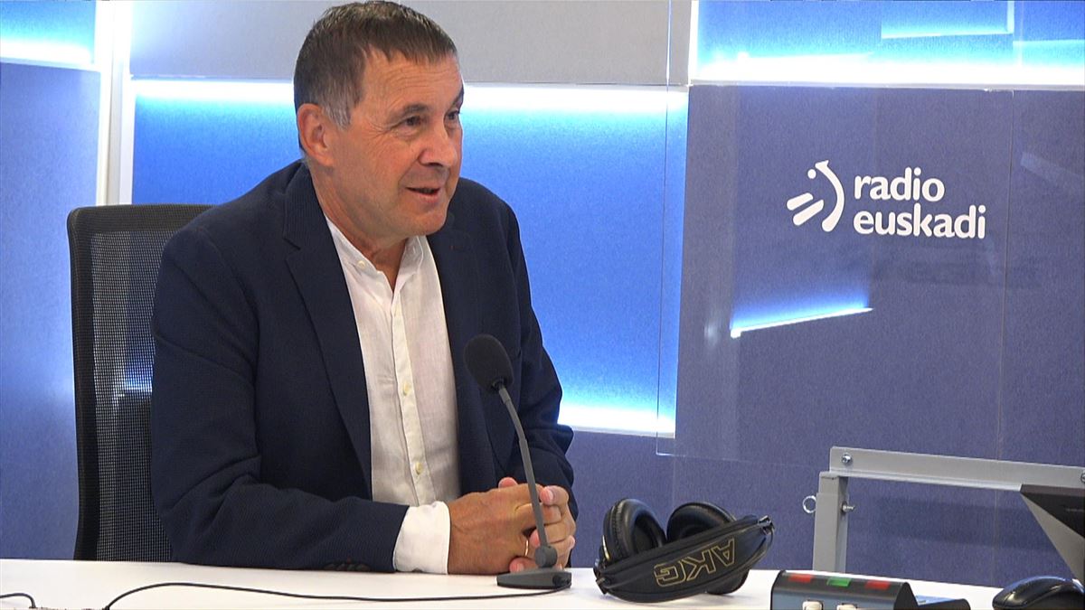 Arnaldo Otegi Radio Euskadin, artxiboko irudi batean