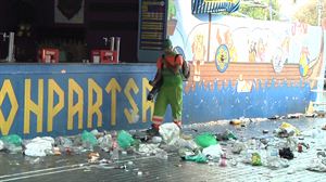 Horrela egiten dute lan Bilboko garbiketa-zerbitzuek parranda gau baten ondoren