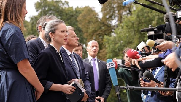 Castets atiende a los medios tras la reunión con Macrón. EFE. 