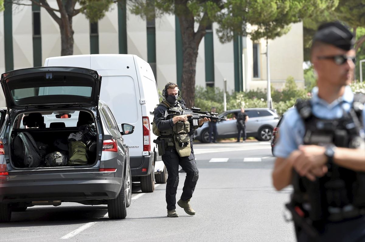 Polizia, erasoa jasan zuen sinagogaren inguruetan, atzo. EFE.
