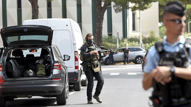 Policía en las inmediaciones de la sinagoga, ayer. EFE.