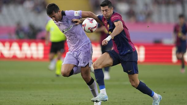 Dani Vivian y Robert Lewandowski. Foto: Efe.