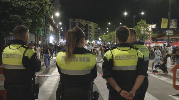 Policías municipales durante la última noche de Aste Nagusia.