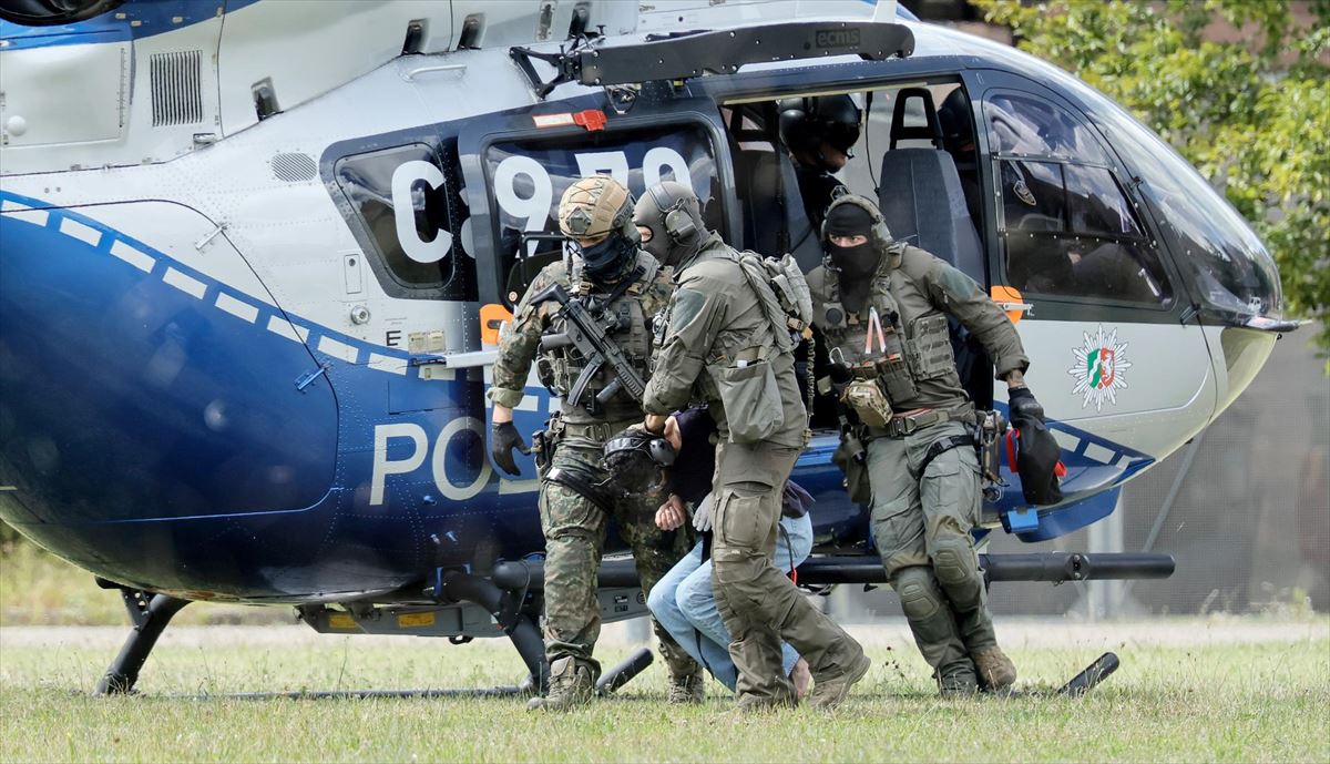 El momento de la detención del presunto autor del atentado. Foto: EFE.