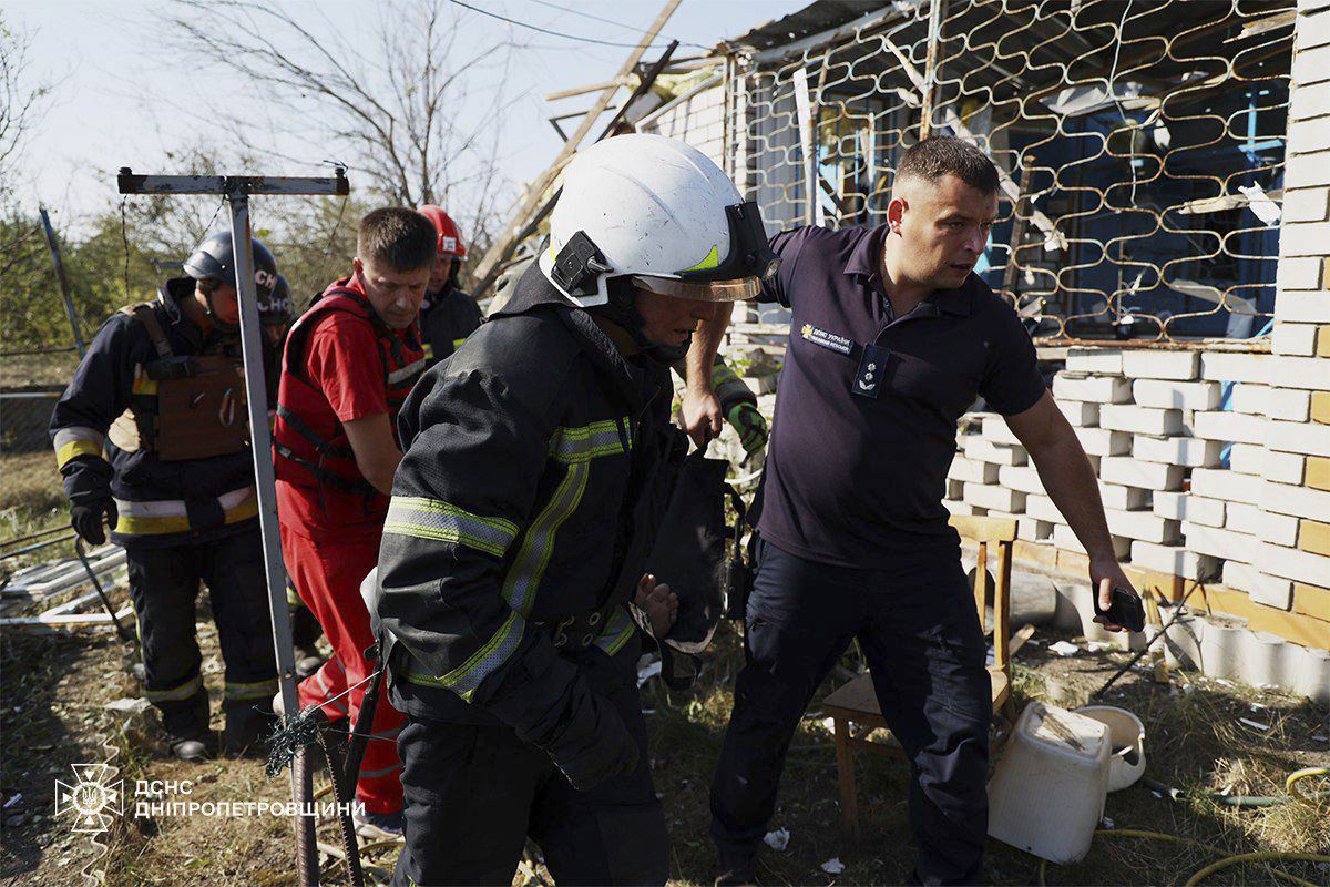 Equipos de rescate en un edificio de apartamentos de Lutsk donde ha caído un misil. Foto: EFE.